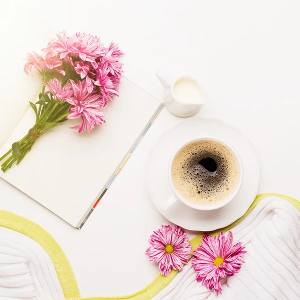 Copa de café, Ramo de flores rosadas — Foto de Stock