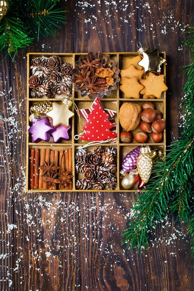 Caixa de madeira cheia de decorações de Natal — Fotografia de Stock