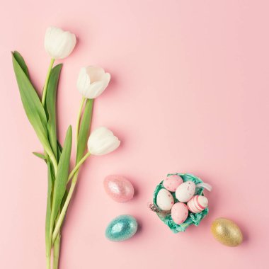 Paskalya tebrik kartı, paskalya yumurtaları ve pembe kağıt üzerinde lale çiçekleri. Altın, gümüş renginde Paskalya süslemesi, folyo minimalist yumurta tasarımı, modern tasarım şablonu.