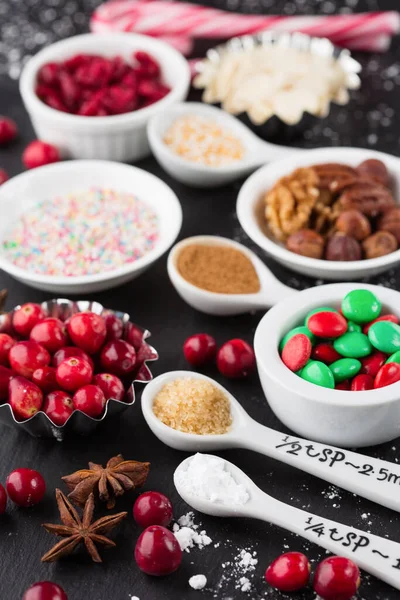 クリスマスのペストリー クッキーやパイを調理するための成分 黒いテーブルの上でクリスマスベーキングの背景 選択的フォーカス 冬休み時間のコンセプト — ストック写真