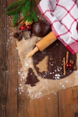 Noel arkaplanda zencefilli ekmek hamuru, kurabiye keskisi ve baharat var. Kış tatili konsepti. Seçici odak