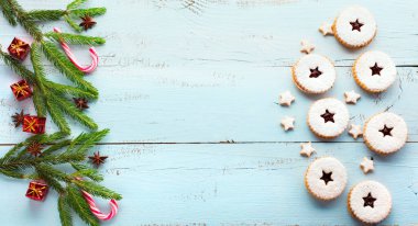 Geleneksel Noel Linzer kurabiyeleri mavi ahşap arka planda ahududu reçeli. Avusturya bisküvileri dolu. Üst görünüm, uzayı kopyala. Kış Tatili konsepti.