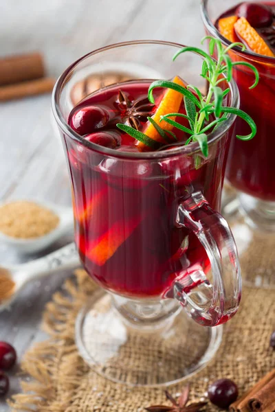 Kerst Warme Glühwein Glazen Met Sinaasappelschijfjes Cranberry Anijs Kaneelstokjes Witte — Stockfoto