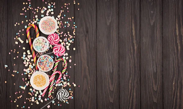 Kerst Kleurrijke Snoepjes Lolly Marshmallows Snoepstokken Donkere Houten Achtergrond Bovenaanzicht — Stockfoto