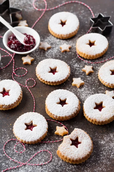 Biscuits Traditionnels Linzer Noël Avec Confiture Framboises Sur Fond Sombre — Photo
