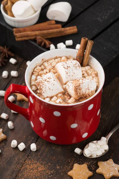 Velký Červený Pohár Horké Čokoládové Nápoje Marshmallows Perníkové Sušenky Skořice — Stock fotografie