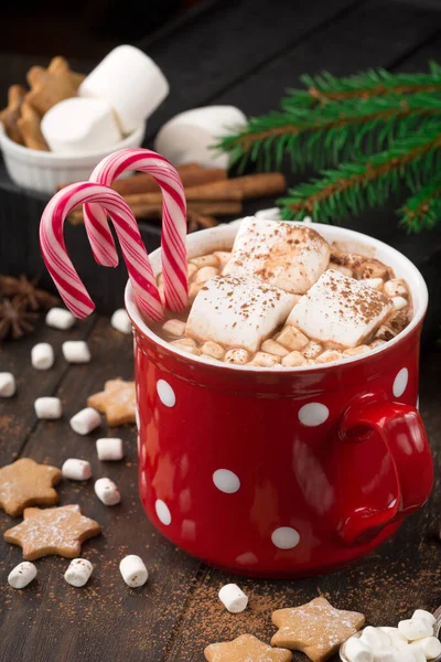 Große Rote Tasse Heißes Schokoladengetränk Mit Marshmallows Lebkuchen Zuckerrohr Und — Stockfoto