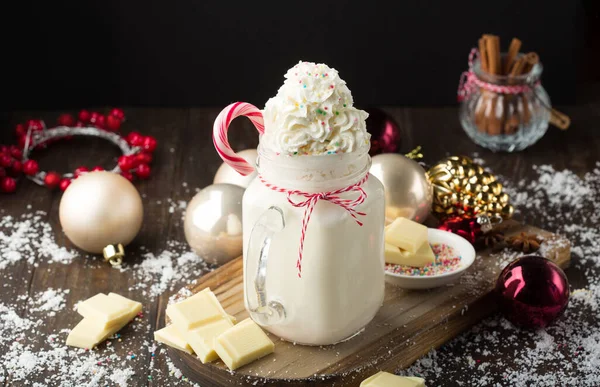 Горячий Белый Шоколадный Напиток Взбитыми Сливками Конфеткой Рождественском Оформлении Темном — стоковое фото
