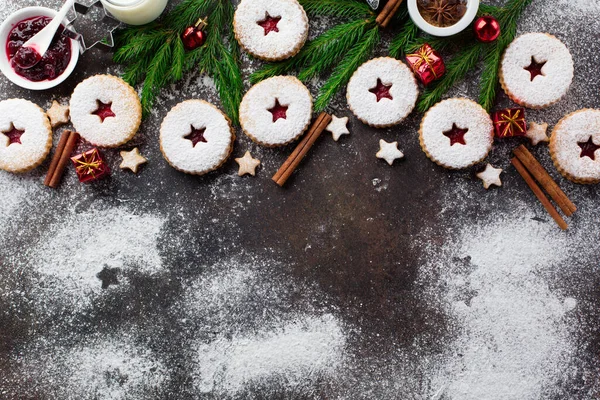 Hagyományos Karácsonyi Linzer Cookie Málna Lekvárral Sötét Háttérrel Osztrák Keksz — Stock Fotó