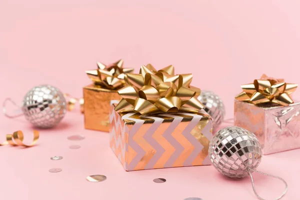 クリスマスのグリーティングカードのテンプレート 金と銀の装飾 お祝いの贈り物 ピンクの背景にミラーディスコボール クリスマス 新年のコンセプト 選択的焦点 コピースペース — ストック写真
