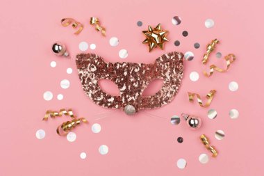 Noel tebrik kartı şablonu. Karnaval kedisi maskesi, altın ve gümüş madalyalar, pembe arka planda ayna disko topları. Xmas, kış, yeni yıl konsepti. Düz konum, üst görünüm, kopyalama alanı.