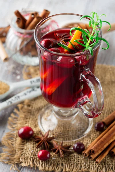 Kerst Warme Glühwein Glas Met Sinaasappelschijfjes Cranberry Anijs Kaneelstokjes Witte — Stockfoto