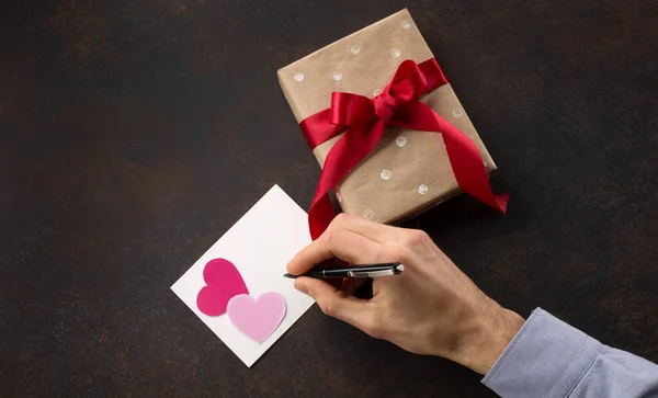 카드에 하트가 어두운 배경과 메이드 상자가 글씨는 카드로 발렌티누스의 로맨틱 — 스톡 사진