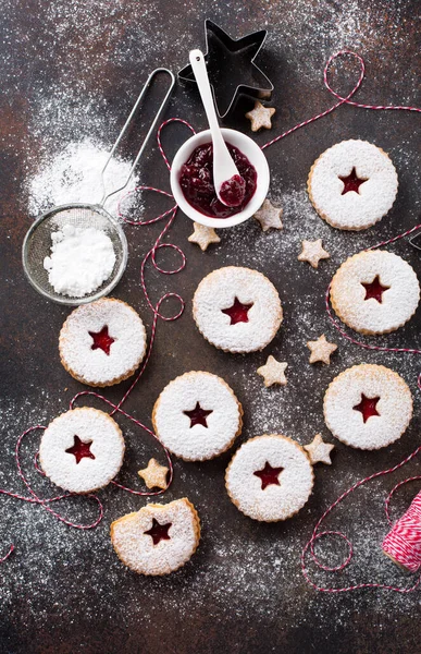 Linzer Biscuits Noël Nouvel Remplis Confiture Saupoudré Sucre Sur Fond — Photo