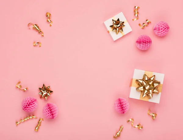 お祝いのグリーティングカードテンプレート アマランスピンクの背景に空のフレーム ギフトボックス 金とピンクの装飾 クリスマス 新年のコンセプト フラットレイアウト トップビュー コピースペース — ストック写真
