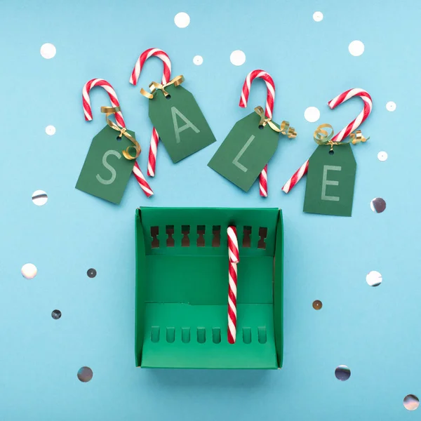 Продаж Тексту Зеленою Подарунковою Коробкою Різдвяними Цукерками Синьому Паперовому Фоні — стокове фото