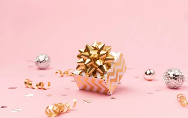 クリスマスのグリーティングカードのテンプレート 金と銀の装飾 お祝いの贈り物 アマランスピンクの背景にミラーディスコボール クリスマス 新年のコンセプト 選択的焦点 コピースペース — ストック写真