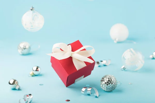 圣诞贺卡配有红色圣诞礼品盒 银质装饰 浅蓝色背景的镜像迪斯科球 冬季节庆概念 复制空间 — 图库照片