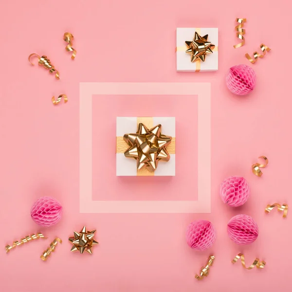 お祝いのグリーティングカードテンプレート アマランスピンクの紙の背景にお祝いのギフトボックス 金とピンクの装飾 クリスマス 新年のコンセプト フラットレイアウト トップビュー コピースペース — ストック写真