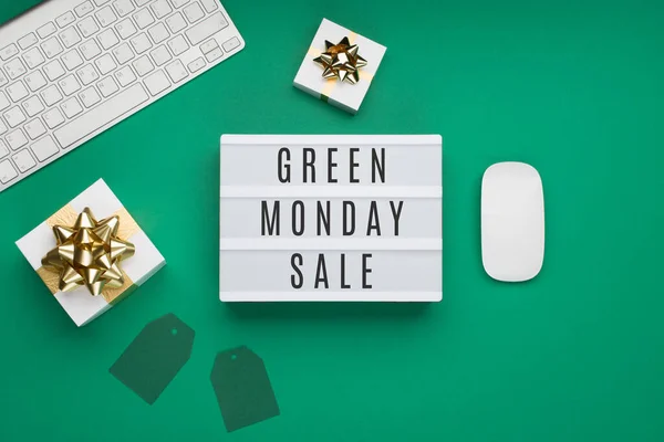Концепція Продажу Зеленого Понеділка Фоні Зеленого Паперу Білою Клавіатурою Комп — стокове фото