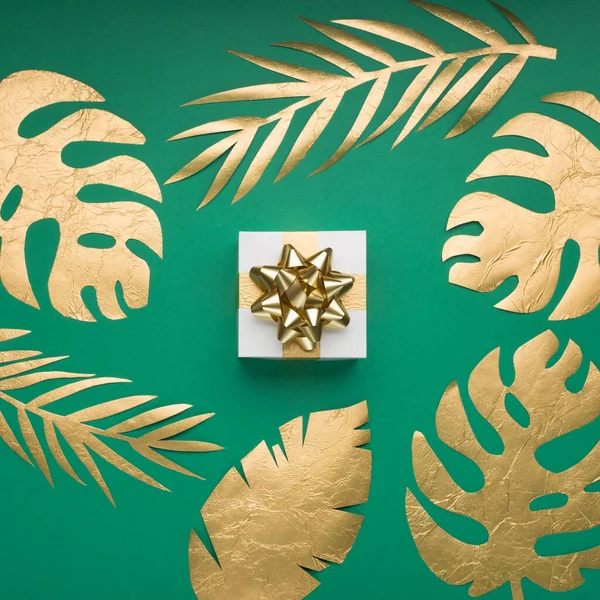 Modelo Cartão Festivo Feriado Folhas Tropicais Douradas Monstera Caixa Presente — Fotografia de Stock
