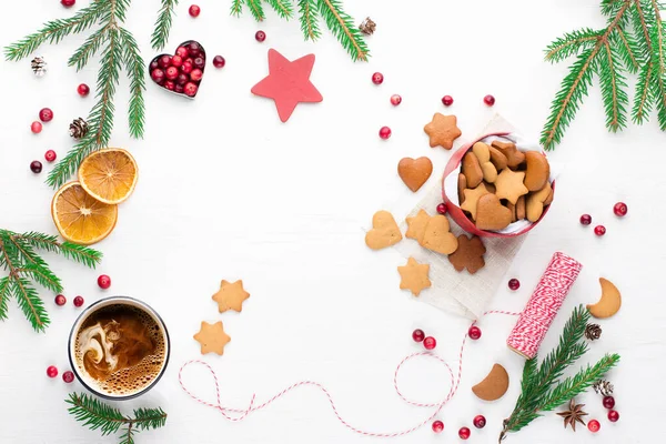 Kopje Warme Koffie Cadeau Van Zelfgemaakte Kerstkoekjes Rustieke Witte Houten — Stockfoto