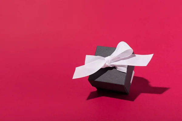 黑色星期五销售概念 黑色礼品盒 白色缎带 红色粉红背景 情人节 圣诞节 母亲节 复制空间 — 图库照片