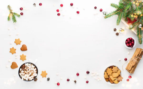 Rustieke Witte Houten Achtergrond Met Kopje Warme Chocoladedrank Kerstkoekjes Seizoensgebonden — Stockfoto