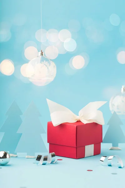 Weihnachtskarte Mit Roter Weihnachtsgeschenkschachtel Silberschmuck Papierbaum Spiegeldiscokugeln Auf Hellblauem Hintergrund — Stockfoto