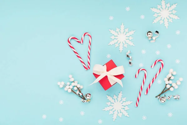 圣诞假期过年贺卡 圣诞红礼品盒 糖果手杖在淡蓝色背景 平面布局 顶视图 复制空间 — 图库照片