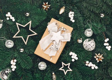 Noel tatili yeni yıl kutlaması kartı. Xmas hediye kutusu, gümüş ve beyaz süslemeler, Noel ağacı dallarında meşe palamudu. Düz konum, üst görünüm, kopyalama alanı.