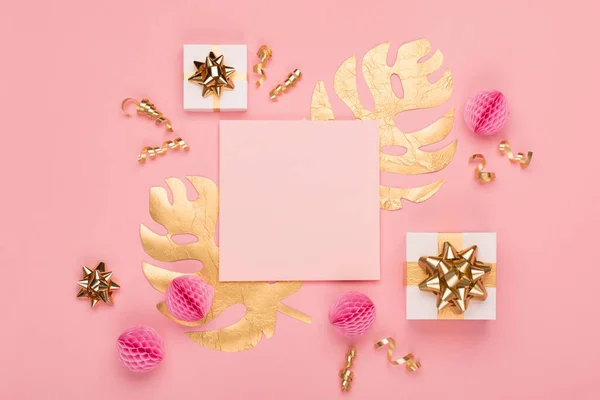 Feestelijke Kerstkaart Sjabloon Gouden Tropische Bladeren Monstera Feestelijke Geschenkdozen Roze — Stockfoto