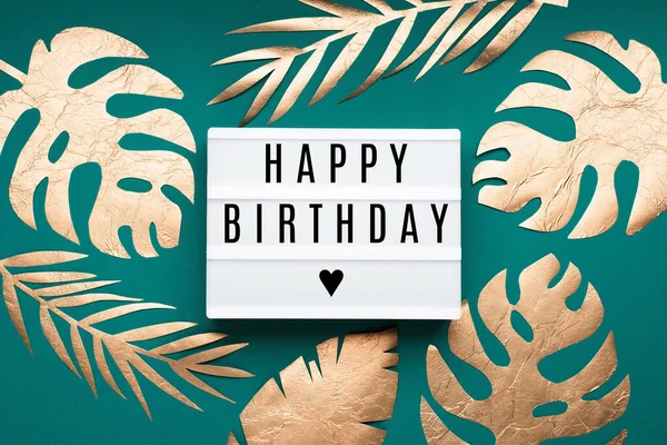 Buon Compleanno Testo Bianco Lightbox Foglie Tropicali Dorate Monstera Sfondo — Foto Stock