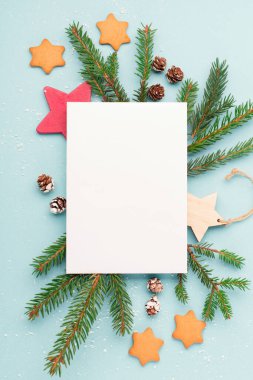 Noel ya da yeni yıl kış tatili kartı. Noel sıfır atık konsepti. Şenlikli Xmas dekorasyonları, ev yapımı zencefilli kurabiye, mavi arka planda köknar dalları. Üst görünüm, alanı kopyala.