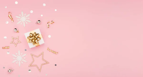 クリスマスのグリーティングカードのテンプレート 金と銀の装飾 お祝いの贈り物 ピンクの背景の雪片 クリスマス 新年のコンセプト フラットレイアウト トップビュー コピースペース — ストック写真