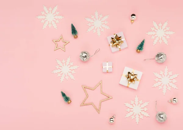 クリスマスのグリーティングカードのテンプレート 金と銀の装飾 お祝いの贈り物 ピンクの背景の雪片 クリスマス 新年のコンセプト フラットレイアウト トップビュー コピースペース — ストック写真