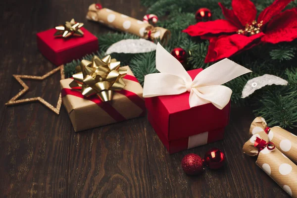 Weihnachtskarte Roter Weihnachtsstern Weihnachtsdekoration Geschenkschachteln Und Zuckerstangen Auf Dunklem Holzgrund — Stockfoto