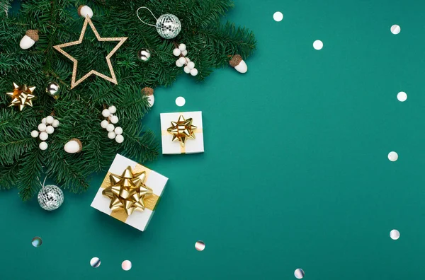 Kerstvakantie Winter Nieuwjaar Feestelijke Kaart Kerst Gouden Geschenkdozen Zilveren Decoraties — Stockfoto