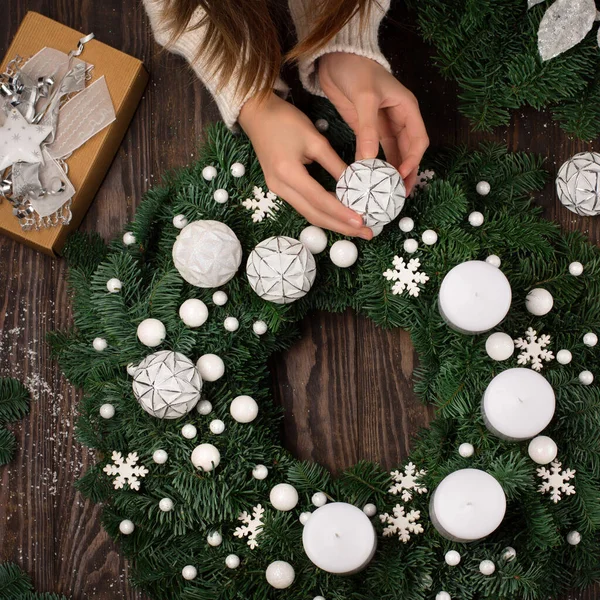 Handen Maken Van Advent Rustieke Kerstkrans Ambachtelijke Geschenkdoos Houten Tafel — Stockfoto