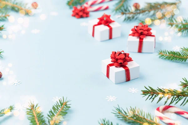 Weihnachts Und Neujahrskomposition Tannenzweige Rote Preiselbeeren Weihnachtsgeschenke Und Zuckerstangen Auf — Stockfoto