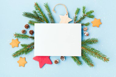 Noel ya da yeni yıl kış tatili kartı. Noel sıfır atık konsepti. Şenlikli Xmas dekorasyonları, ev yapımı zencefilli kurabiye, mavi arka planda köknar dalları. Üst görünüm, alanı kopyala.