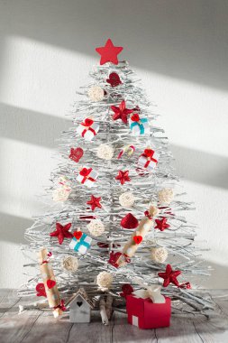 Yıldızlar, kar taneleri ve beyaz ahşap arka planda el yapımı alternatif beyaz ağaç dalları. Tatil Noeli ya da Yeni Yıl konsepti, kopyalama alanı. 