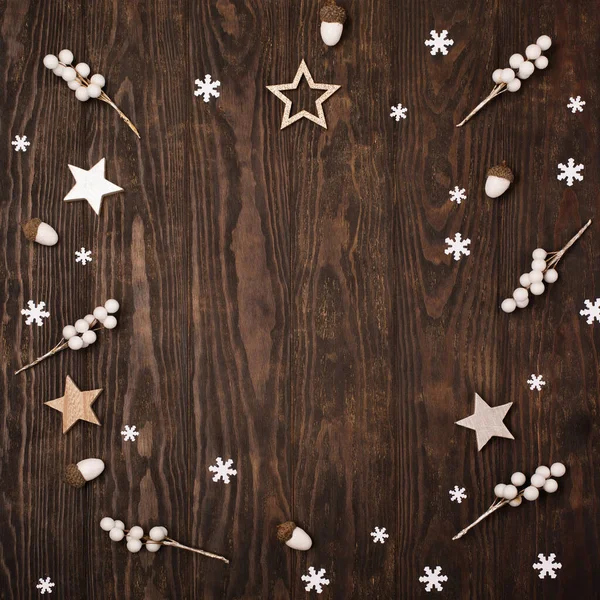 Tarjeta Vacaciones Decoraciones Navideñas Estrellas Brillantes Bellotas Copos Nieve Sobre — Foto de Stock
