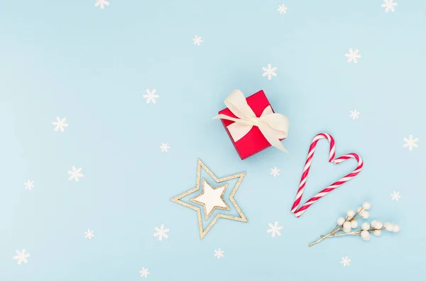 クリスマス休暇冬のお正月のお祝いカード クリスマスの装飾 赤いギフトボックス 雪の結晶 パステルブルーの背景にキャンディ缶 フラットレイアウト トップビュー コピースペース — ストック写真