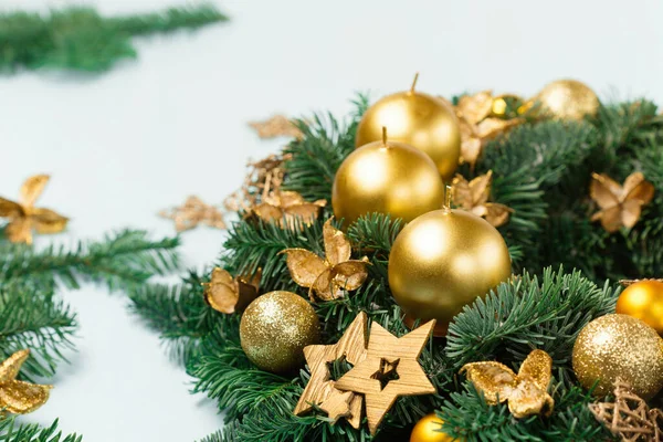 Kerstkrans Blauwe Tafel Bovenaanzicht Moderne Kerstkrans Met Gouden Kaarsen Groene — Stockfoto