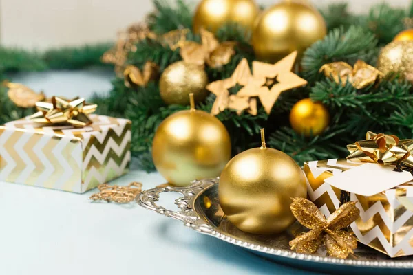 Świąteczny Wieniec Niebieskim Stole Nowoczesny Świąteczny Wieniec Złotymi Świecami Zielonymi — Zdjęcie stockowe