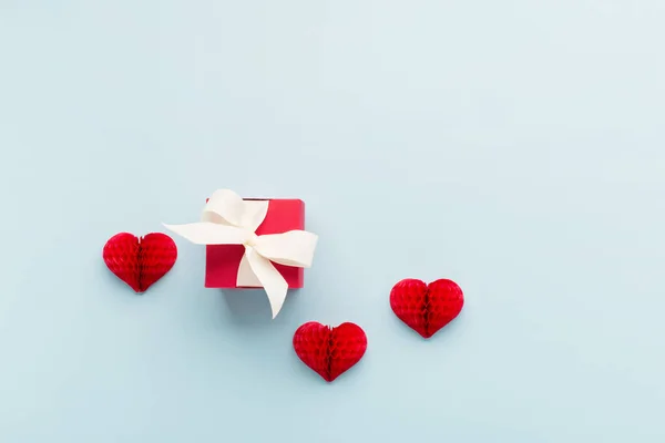 Dia Dos Namorados Cartão Férias Vermelho Pequenos Corações Papel Caixa — Fotografia de Stock