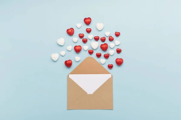 Sevgililer Günü Kartı Kırmızı Beyaz Küçük Parlak Kalpler Pastel Mavi — Stok fotoğraf