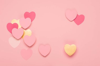 Pembe, pembe arka planda altın kağıt kalpler. Sevgililer Günü konsepti. Düz konum, üst görünüm, kopyalama alanı. Sevgililer Günü için bayram tebrik kartı, doğum günü, kadın ya da anneler günü.