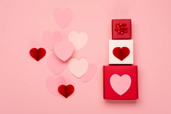Рожеві Паперові Серця Червоні Коробки Подарунками Рожевому Фоні Валентинів День — стокове фото
